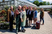 Die Kommissare statten der Familie Greiner auf deren G&auml;rtnerei-Gel&auml;nde einen Besuch ab. (von links: Andreas Giebel, Edi J&auml;ger, Janina Hartwig, Peter Marton, Rhiona Glienke, Yanthe Liv Glienke, Katharina Leonore Goebel).