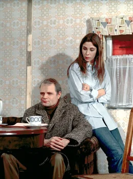 rbb Fernsehen GL&Uuml;CK IM HINTERHAUS, am Mittwoch (24.07.13) um 23:00 Uhr. Karl Erp (Dieter Mann, re.), verheiratet und Vater zweier Kinder, verliebt sich in die 20 Jahre j&uuml;ngere Praktikantin Fr&auml;ulein Broder (Ute Lubosch, li.). Mit ihr will er ein neues Leben beginnen.