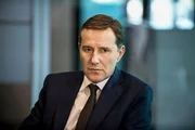 Der perfektionistische Finanzchef  hat sein ganzes Leben der Arbeit untergeordnet. Stefan Kurt als Alexander Maier.