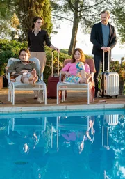 V. li. n. re.: Martin (Oliver Mommsen), Amira (Melika Foroutan), Livia (Ulrike C. Tscharre) und Richard (Barry Atsma) verbringen jedes Jahr ihren Urlaub zusammen.
