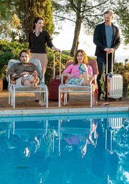 V. li. n. re.: Martin (Oliver Mommsen), Amira (Melika Foroutan), Livia (Ulrike C. Tscharre) und Richard (Barry Atsma) verbringen jedes Jahr ihren Urlaub zusammen.