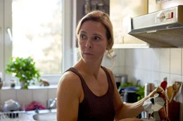 Alma (Anneke Kim Sarnau) setzt sich unverdrossen daf&uuml;r ein, dass ihr Sohn die gr&ouml;&szlig;tm&ouml;gliche F&ouml;rderung erh&auml;lt.