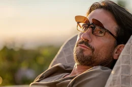 Sommer, Sonne, Ferienhaus: Martin (Oliver Mommsen) genie&szlig;t den Urlaub.