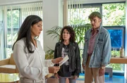 Therapeutin Regina Gohlke (Vanida Karun, l.) m&ouml;chte Harry M&ouml;ller (Maria Ketikidou, M.) und Nils Sanchez (Enrique Fi&szlig;, r.) nicht sagen, warum Harrys Freund Robert bei ihr in Behandlung war.