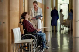 Dr. Wildenhahn (Sophie von Kessel), eine anerkannte Kapazit&auml;t f&uuml;r Muskelerkrankungen, hat sich bereiterkl&auml;rt, Jonas (Julius Gause) zu behandeln. Auch wenn der keine Lust auf eine weitere &Auml;rztin hat.