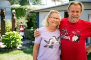 Liz und Peter Pabst auf ihrer Parzelle im S&uuml;dsee-Camp