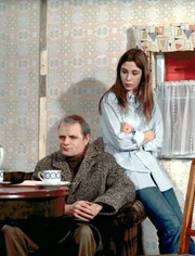 Karl Erp (Dieter Mann, re.), verheiratet und Vater zweier Kinder, verliebt sich in die 20 Jahre j&uuml;ngere Praktikantin Fr&auml;ulein Broder (Ute Lubosch, li.). Mit ihr will er ein neues Leben beginnen.