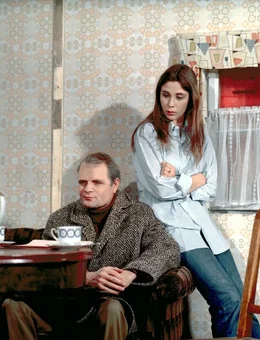 Karl Erp (Dieter Mann, re.), verheiratet und Vater zweier Kinder, verliebt sich in die 20 Jahre j&uuml;ngere Praktikantin Fr&auml;ulein Broder (Ute Lubosch, li.). Mit ihr will er ein neues Leben beginnen.