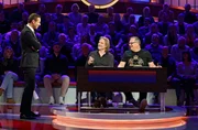 Moderator Kai Pflaume (l.) mit Rateteam-Kapit&auml;n Elton (r.) und dem Schauspieler Erich Altenkopf (M.), Darsteller in der beliebten Telenovela "Sturm der Liebe".