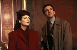 Sarah (Julianne Moore) und Maurice (Ralph Fiennes) besuchen gemeinsam ein Restaurant.