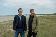 Ihr neuer Fall f&uuml;hrt die Ermittler Lars Englen (Ingo Naujoks, li. und Finn Kiesewetter (Sven Martinek, re.) an den Strand von Travem&uuml;nde.