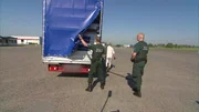 F&uuml;hrt dieser LKW-Fahrer illegale Waren in die Bundesrepublik ein? Die Beamten vertrauen auf Streife oft auf ihre Intuition.