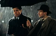 In einer regnerischen Londoner Nacht begegnen sich zwei M&auml;nner, die das Schicksal auf immer  miteinander verbunden hat: Maurice Bendrix (Ralph Fiennes, r.) und Henry Miles (Stephen Rea, l.).