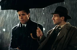 In einer regnerischen Londoner Nacht begegnen sich zwei M&auml;nner, die das Schicksal auf immer  miteinander verbunden hat: Maurice Bendrix (Ralph Fiennes, r.) und Henry Miles (Stephen Rea, l.).