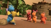 Versehentlich hat der kleine, blaue Wasserdrache Wokki den Siegerpokal von Ananas mit nach Hause genommen. Leider glaubt ihm das keiner und Ananas kocht.