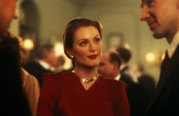 Zwischen zwei M&auml;nnern: Sarah (Julianne Moore, M.) mit ihrem Mann Henry (Stephen Rea, l.) und Liebhaber Maurice (Ralph Fiennes, l.) bei einem Empfang in Sarahs und Henrys Haus.