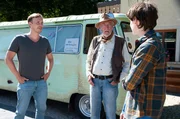 Jakob (Volker Conradt) und Jan (Guiliano Marieni) vor Martins (Sebastian Achilles) neuem Foodtruck.