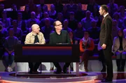 Moderator Kai Pflaume (r.) mit Rateteam-Kapit&auml;n Bernhard Ho&euml;cker (l.) und dem Schauspieler Herbert Knaup (M.).