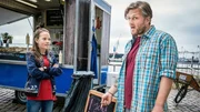 Sven (Bo Hansen) findet nicht, dass er vegane Fischbr&ouml;tchen anbieten muss. Kira (Marlene von Appen) schon.