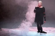 Susanne Kirnbauer-Bundy bei der Performance &bdquo;Come Back Again&ldquo;