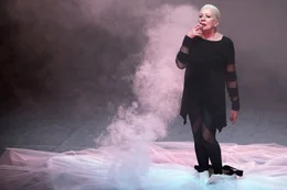 Susanne Kirnbauer-Bundy bei der Performance &bdquo;Come Back Again&ldquo;