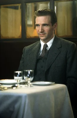 Bei einem gemeinsamen Essen hofft Maurice (Ralph Fiennes) auf eine Erkl&auml;rung f&uuml;r Sarahs Verhalten.