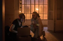 Marlene (Silke Bodenbender, re.) und Eleni (Chara Mata Giannatou, li.) arbeiten zusammen.