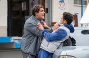 Adrian (Danilo Kamperidis, l.) neigt in seiner Impulsivität dazu, agressiv zu werden, auch gegenüber seinem Freund Pablo (Rojan Juan Barani, r.). Adrian (Danilo Kamperidis, l.) neigt in seiner Impulsivität dazu, agressiv zu werden, auch gegenüber seinem Freund Pablo (Rojan Juan Barani, r.).