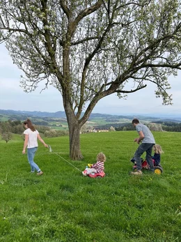 Die Landwirte spazieren mit ihren Kindern &uuml;ber die Felder.