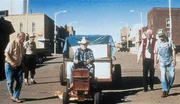 Alvins (Richard Farnsworth) Einfahrt in einen neuen Ort ruft immer wieder Schaulustige auf den Plan.