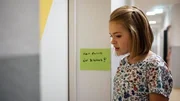 C&auml;cilia (Carlotta Weide) steht vor einer verschlossenen T&uuml;r.