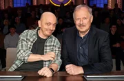 Rateteam-Kapit&auml;n Bernhard Ho&euml;cker (l.) und der Schauspieler Axel Milberg (r.) bilden ein Rateteam.