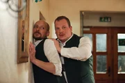 (v.li.): Zlatko (Aleksandar Petrovic), Ferdinand Franz (Holger Schober).