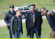 Sandra Mohr (Miriam Stein, 2. v. l.) und Sascha Bergmann (Hary Prinz, 2.v.r.) suchen mit dem Ortspolizisten Ferdinand Franz (Holger Schober) den Verdächtigen Veit Schindler (Julian Weigend) auf. Sandra Mohr (Miriam Stein, 2. v. l.) und Sascha Bergmann (Hary Prinz, 2.v.r.) suchen mit dem Ortspolizisten Ferdinand Franz (Holger Schober) den Verdächtigen Veit Schindler (Julian Weigend) auf.
