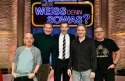 Moderator Kai Pflaume (M.) und seine Rateteam-Kapit&auml;ne Bernhard Ho&euml;cker (l.) und Elton (r.) begr&uuml;&szlig;en in dieser Sendung die Schauspieler Dieter Bach (2.v.l.) und Erich Altenkopf (2.v.r.), beide Darsteller in der beliebten Telenovela "Sturm der Liebe".