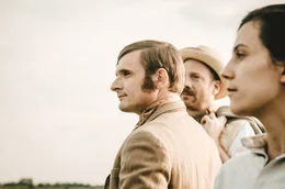 Schauspielerin Naomi Achternbusch (vorne, unscharf), Florian Lukas (Mitte) und Johann von B&uuml;low (hinten, unscharf). Paula Modersohn-Becker (Achternbusch) wurde von Heinrich Vogeler (Lukas) entdeckt und er trug ma&szlig;geblich zum Erfolg ihrer Bilder, auch nach ihrem Tod 1907, bei. Zusammen mit Rainer Maria Rilke (von B&uuml;low) bildeten sie eins der bekanntesten K&uuml;nstler-Trios Deutschlands.