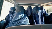 Afghanische Frauen im Auto, Screenshot aus dem Film