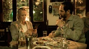 Marlene (Silke Bodenbender, li.) sucht mit Alexandros (Yousef Sweid, re.) nach ihrem vermissten Sohn.