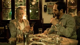 Marlene (Silke Bodenbender, li.) sucht mit Alexandros (Yousef Sweid, re.) nach ihrem vermissten Sohn.