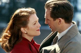 London 1939: Die verheiratete Sarah (Julianner Moore) und der allein lebende Schriftsteller Maurice Bendrix (Ralph Fiennes) beginnen eine leidenschaftliche Aff&auml;re.