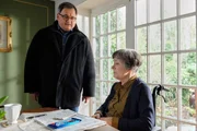 Luise Brenner (Monika Lennartz) wohnt seit ihrem Schlaganfall wieder bei ihrem Sohn Hans-Peter (Michael Trischan), will ihm aber nicht zur Last fallen. Hans-Peter hetzt st&auml;ndig zur Klinik und wieder nach Hause. Doch er h&auml;lt an seinem Plan fest: Er will sich um seine Mutter k&uuml;mmern. Allerdings l&auml;sst ihn der chronische Schluckauf einer Patientin nicht ruhen und dann kommt der m&ouml;glicherweise rettende Hinweis ausgerechnet von seiner Mutter und Hans-Peter hetzt wieder zur Klinik.