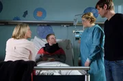 Susanne (Isabel Schosnig, li.) und Leonard Lorenz (Kai Ivo Baulitz, re.) gehen davon aus, dass sich ihr Sohn Dominik (Jonah Rausch, 2.v.li.) einer weiteren Chemotherapie unterziehen wird. Als Schwester Miriam (Christina Petersen, 2.v.re.) beginnen will, macht Dominik aber ein f&uuml;r alle Mal klar, dass er sich nicht mehr behandeln lassen wird. Dominik hat Leuk&auml;mie und einen Tumor an der Wirbels&auml;ule - er wei&szlig;, dass er bald gel&auml;hmt sein und sterben wird. Es geht ihm verdammt schlecht und er m&ouml;chte es einfach nicht weiter und weiter hinausz&ouml;gern.
