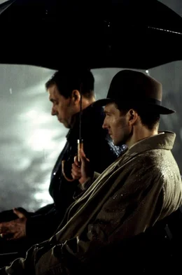 Henry Miles (Stephen Rea, l.) und  Maurice Bendrix (Ralph Fiennes, r.)