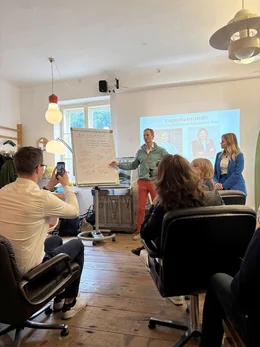 Jugendforscher Simon Schnetzer und Trainerin und Coach Susanne Vietz bei einem Generationenworkshop mit Unternehmensberater*innen in Salzburg.