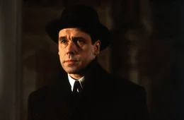Sarahs Ehemann Henry (Stephen Rea) wei&szlig;, dass seine Frau ihm nicht treu ist.