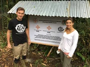 In der Rettungsstation Cikananga trifft Anna auf Roel. Der Tiersch&uuml;tzer stellt der Reporterin die Dschungelklinik und zwei Patienten vor.
