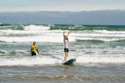 Obwohl die kratzbürstige Summer (Sky Katz, r.) zunächst nicht sehr nett zu Poppy (Lilliana Bowrey, l.) war, haben sich die beiden etwas angefreundet und Poppy hilft Summer bei ihren ersten Surfversuchen. Obwohl die kratzbürstige Summer (Sky Katz, r.) zunächst nicht sehr nett zu Poppy (Lilliana Bowrey, l.) war, haben sich die beiden etwas angefreundet und Poppy hilft Summer bei ihren ersten Surfversuchen.