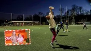 Christina spielt Ultimate Frisbee. Christina spielt Ultimate Frisbee.