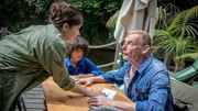 Andrea kann nicht glauben, dass Opa Reiko sie bestohlen hat. Andrea kann nicht glauben, dass Opa Reiko sie bestohlen hat.