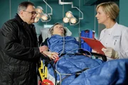 Hans-Peter Brenners (Michael Trischan, links) Mutter Luise (Monika Lennartz, Mitte) ist zusammengebrochen. W&auml;hrend der Untersuchung durch Dr. Lea Peters (Anja Nejarri, rechts) weicht er nicht von ihrer Seite, was Leas Arbeit nicht leichter macht.